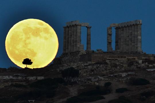 Indahnya Supermoon diabadikan dari berbagai negara
