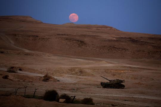 Indahnya Supermoon diabadikan dari berbagai negara
