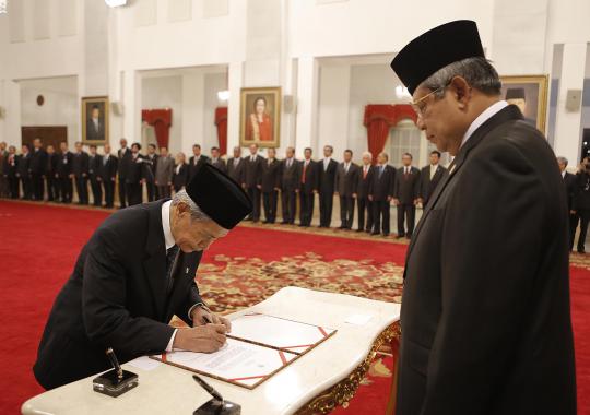 SBY melantik hakim Mahkamah Konstitusi M Alim