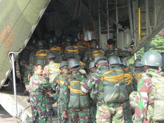 Aksi terjun payung prajurit Paskhas saat latihan puncak di NTT