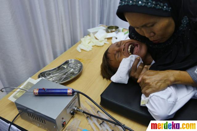 Foto : 200 Anak ikut khitanan massal Bank DKI merdeka.com