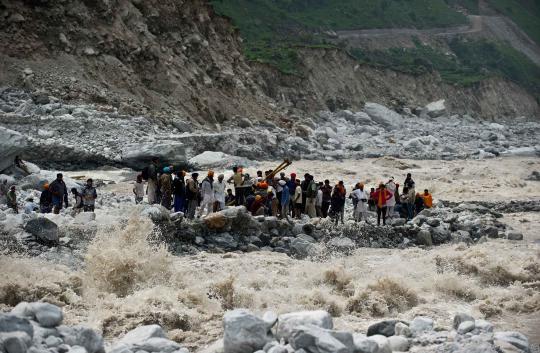 Aksi penyelamatan mendebarkan korban banjir besar India