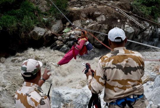 Aksi penyelamatan mendebarkan korban banjir besar India