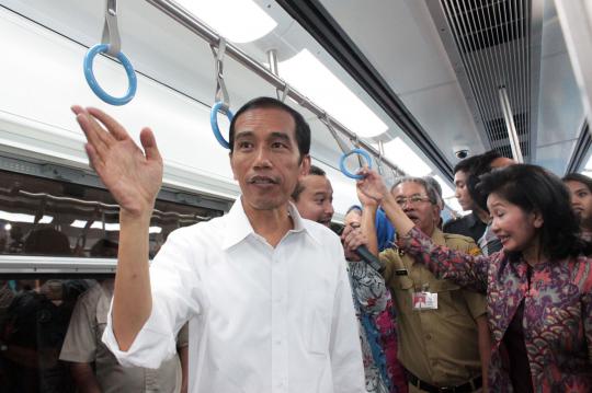 Jokowi jajal kereta monorail di Monas