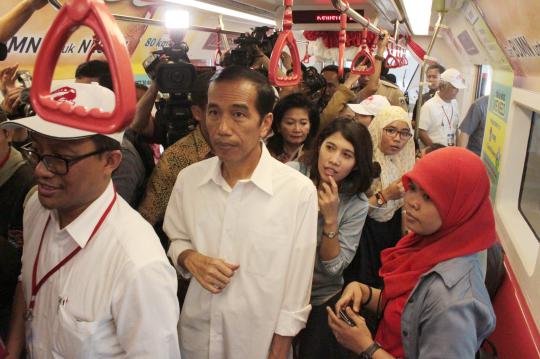 Jokowi jajal kereta monorail di Monas