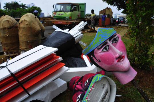 Mengintip persiapan mobil hias Jakarnaval 2013