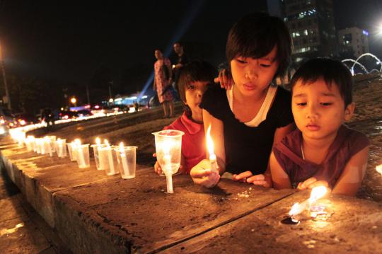 Aksi anak-anak nyalakan 2.015 lilin peringati Hari Anti Narkoba