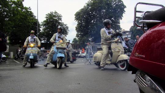 Kemeriahan konvoi 2.300 Vespa peringati Hari Vespa se-Dunia 2013