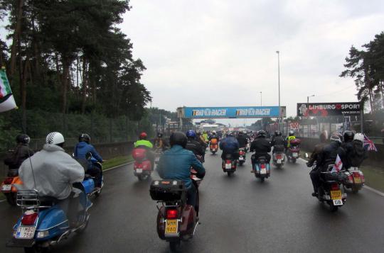 Kemeriahan konvoi 2.300 Vespa peringati Hari Vespa se-Dunia 2013
