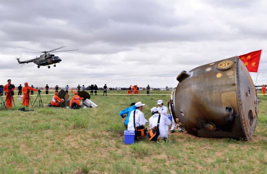 Tiga astronot China kembali ke Bumi