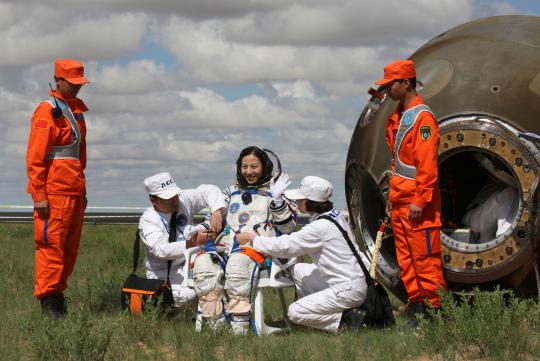 Tiga astronot China kembali ke Bumi