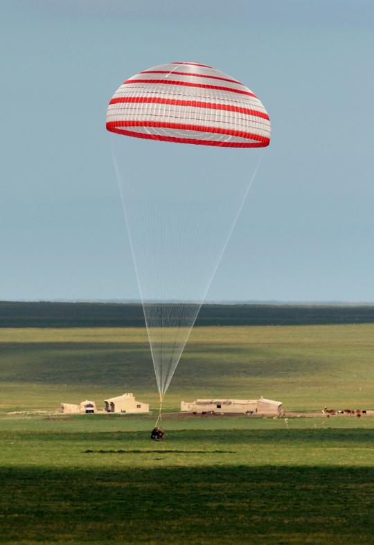 Tiga astronot China kembali ke Bumi