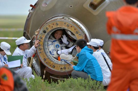 Tiga astronot China kembali ke Bumi