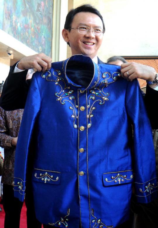 Ahok coba baju Betawi