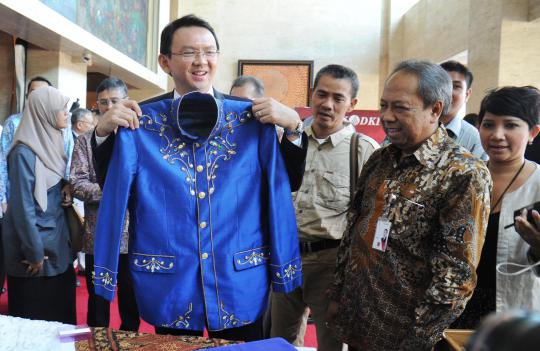 Ahok coba baju Betawi