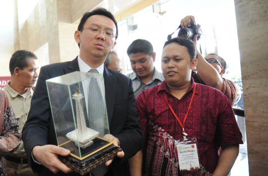 Ahok coba baju Betawi