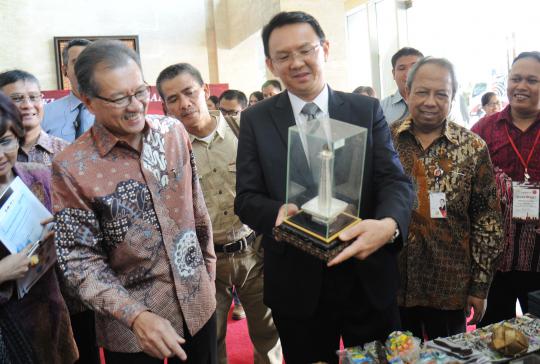 Ahok coba baju Betawi