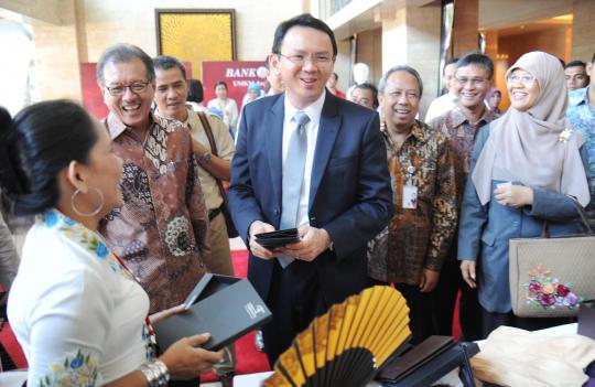 Ahok coba baju Betawi