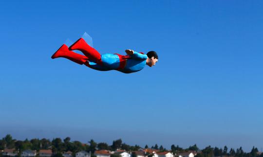 Superman terbang berkeliling di langit California