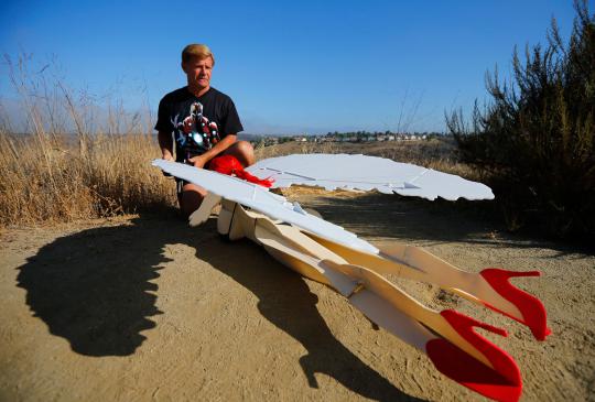 Superman terbang berkeliling di langit California