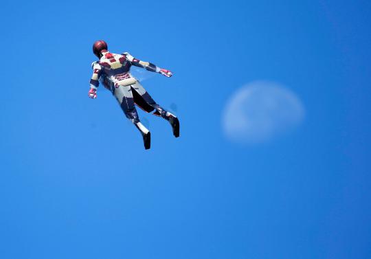 Superman terbang berkeliling di langit California