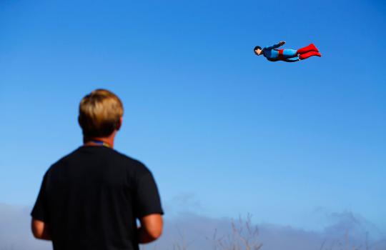 Superman terbang berkeliling di langit California