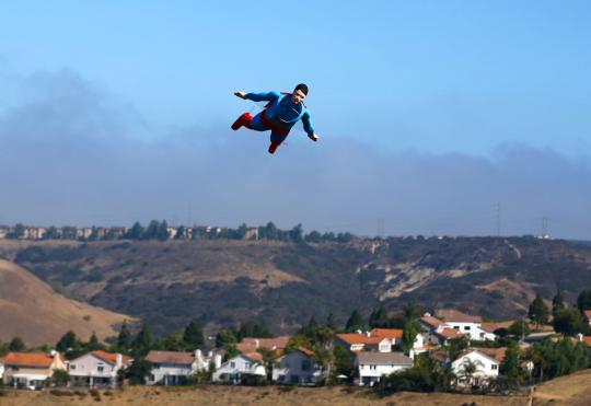 Superman terbang berkeliling di langit California