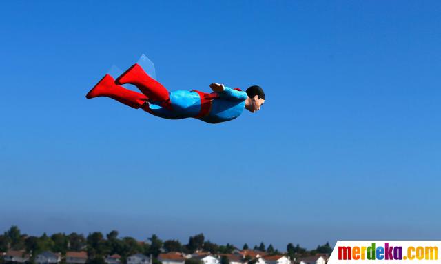 Foto : Superman terbang berkeliling di langit California 