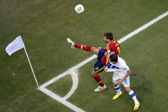 Momen Spanyol vs Italia dipotret dari atas lapangan