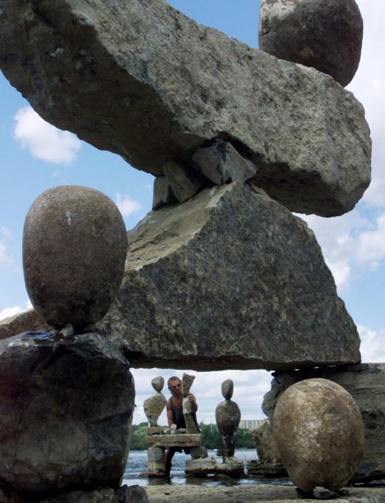 Meresapi keindahan nilai seni keseimbangan batu