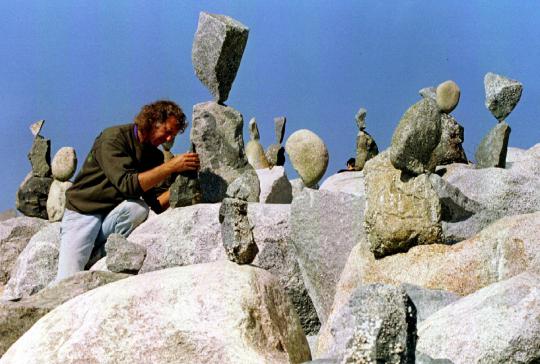 Meresapi keindahan nilai seni keseimbangan batu