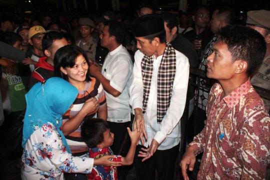 Jokowi lesehan bareng warga Jakarta tonton drama tari 'Ariah'