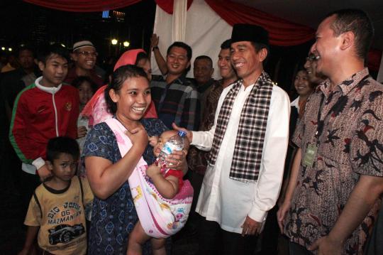 Jokowi lesehan bareng warga Jakarta tonton drama tari 'Ariah'