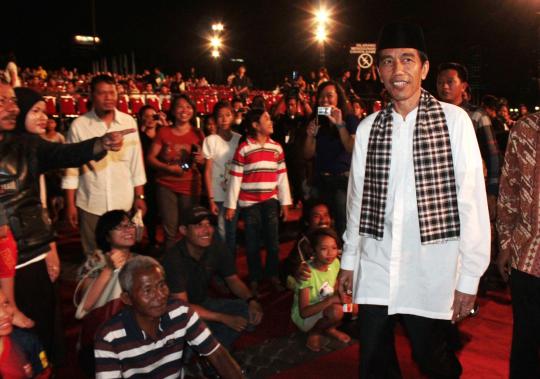 Jokowi lesehan bareng warga Jakarta tonton drama tari 'Ariah'