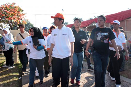 Jokowi jalan pagi keliling Monas bareng warga DKI