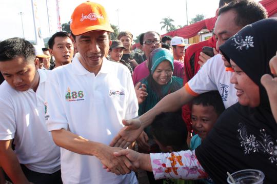 Jokowi jalan pagi keliling Monas bareng warga DKI