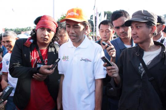 Jokowi jalan pagi keliling Monas bareng warga DKI