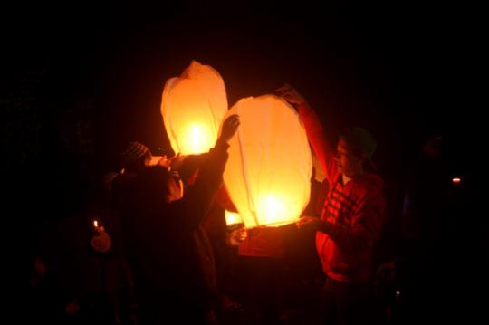 Keindahan ratusan lampion sinari malam Pegunungan Dieng