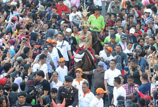 Jokowi sumringah tunggangi kuda di Jakarnaval 2013