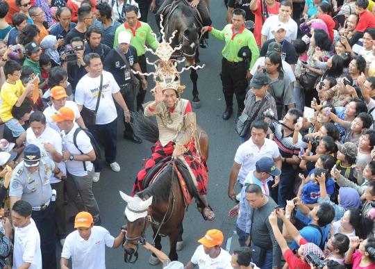 Jokowi sumringah tunggangi kuda di Jakarnaval 2013