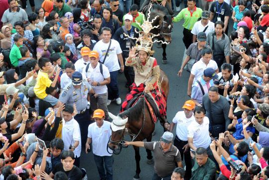 Jokowi sumringah tunggangi kuda di Jakarnaval 2013
