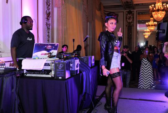 Aksi duet Agnes Monica dan Timbaland hibur warga San Francisco