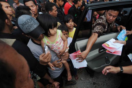 Jelang ajaran baru, Jokowi bagi-bagi buku tulis gratis