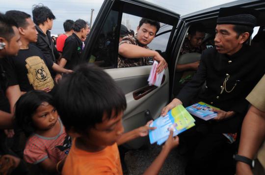 Jelang ajaran baru, Jokowi bagi-bagi buku tulis gratis