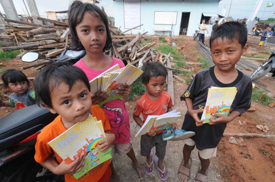 Jelang ajaran baru, Jokowi bagi-bagi buku tulis gratis