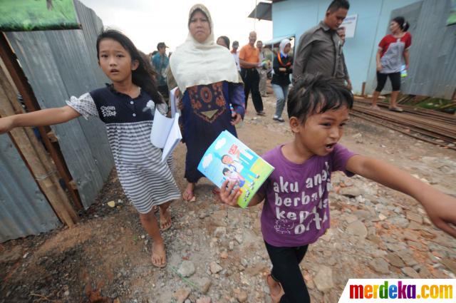 Foto : Jelang ajaran baru, Jokowi bagi-bagi buku tulis 