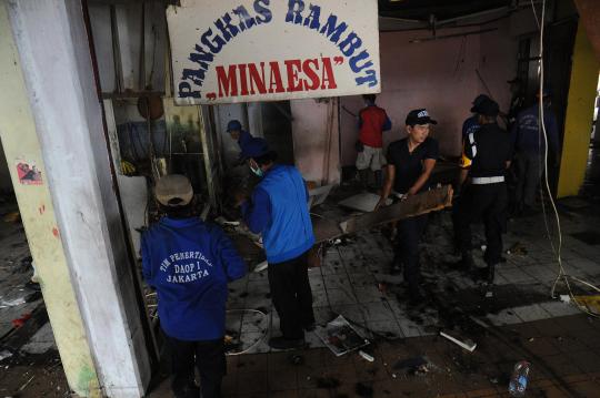 Petugas PT KAI tertibkan 78 pedagang di Stasiun Gondangdia