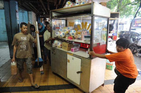 Petugas PT KAI tertibkan 78 pedagang di Stasiun Gondangdia