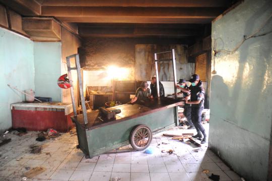 Petugas PT KAI tertibkan 78 pedagang di Stasiun Gondangdia