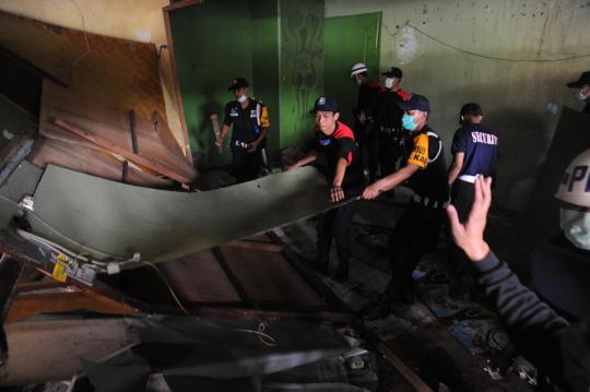 Petugas PT KAI tertibkan 78 pedagang di Stasiun Gondangdia